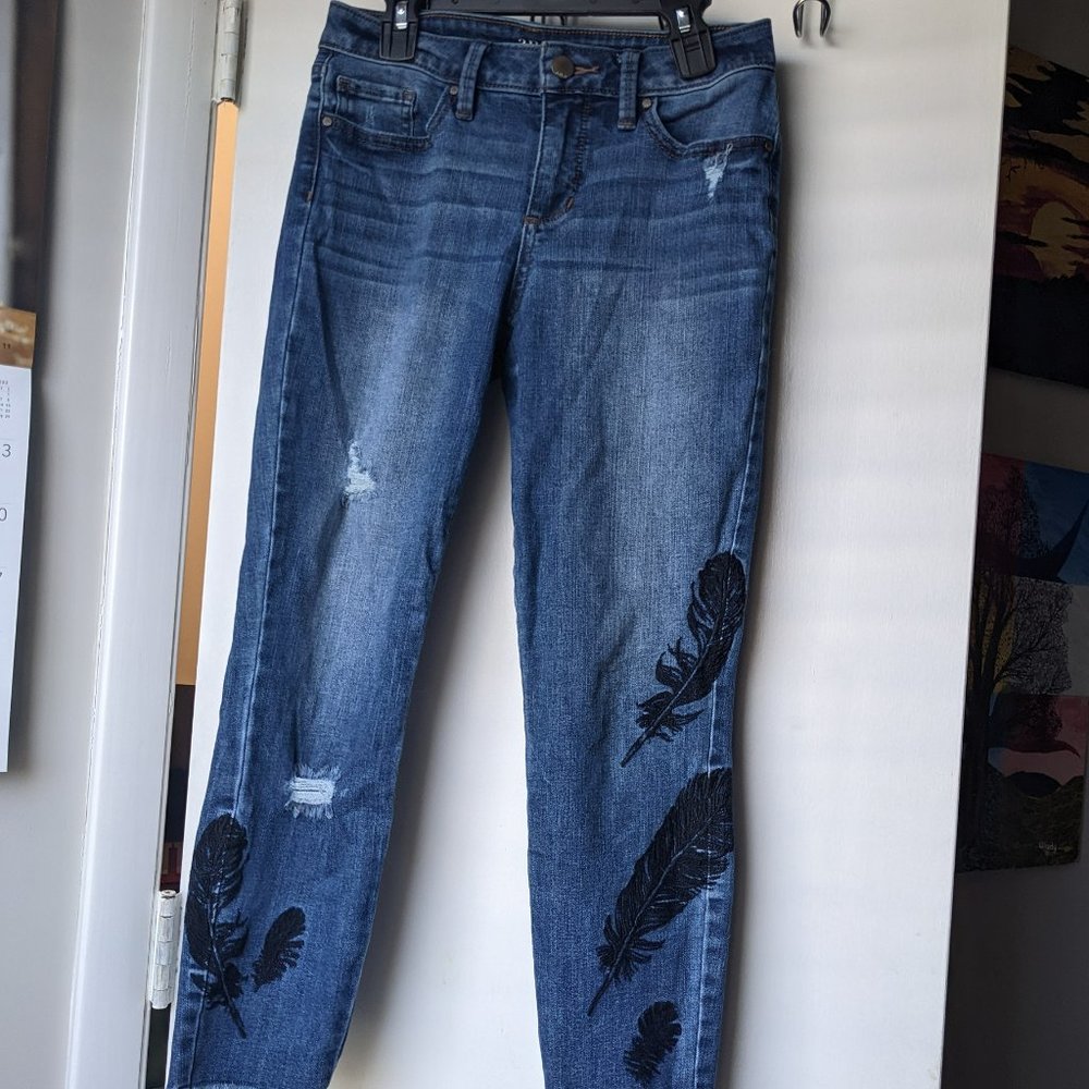 a.n.a Skinny Jeans Crop Fringe Distressed Feather Embroidered Size 2 - Picture 2 of 13